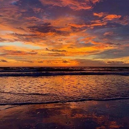 Private Room In A 2 Bedroom 1 Bathroom Shared With Host, On The Beach, Surrounded By Resorts, Only 2 People Max St. Pete Beach Exteriör bild